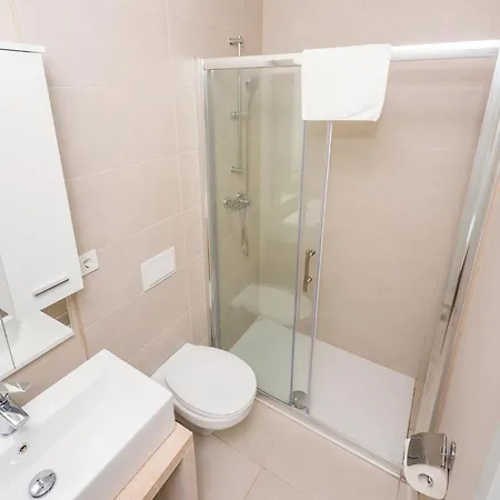 Lovely Apartment In Povljana Apartament